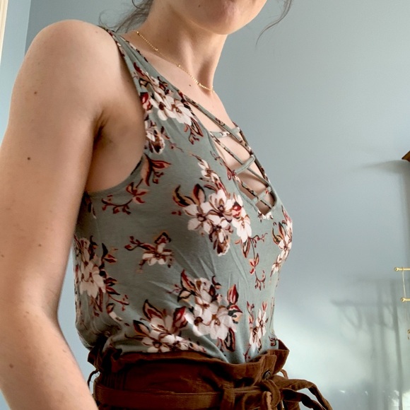 Floral printed cut out tank top - Picture 2 of 5